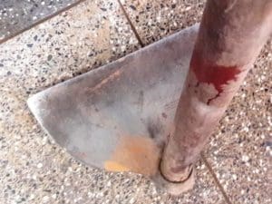 Por um chinelo, homem mata cão com enxadadas no São…