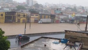 Veja v&iacute;deos da enxurrada que alagou avenidas em Belo Horizonte