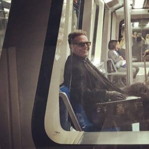 Luis Miguel é visto andando de metrô em Madri