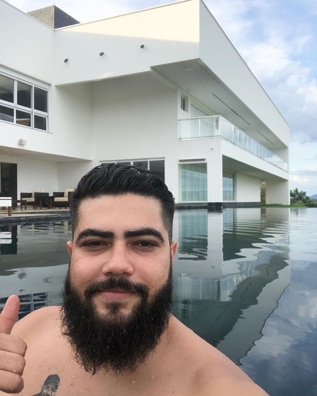 Piscina e a casa de Henrique, da dupla com Juliano, impressiona os fãs
