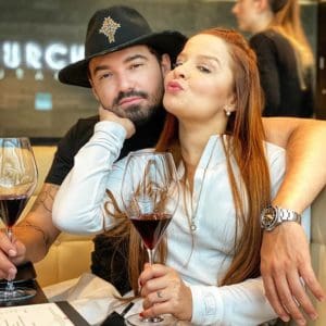 Maiara posa com Fernando, em Paris