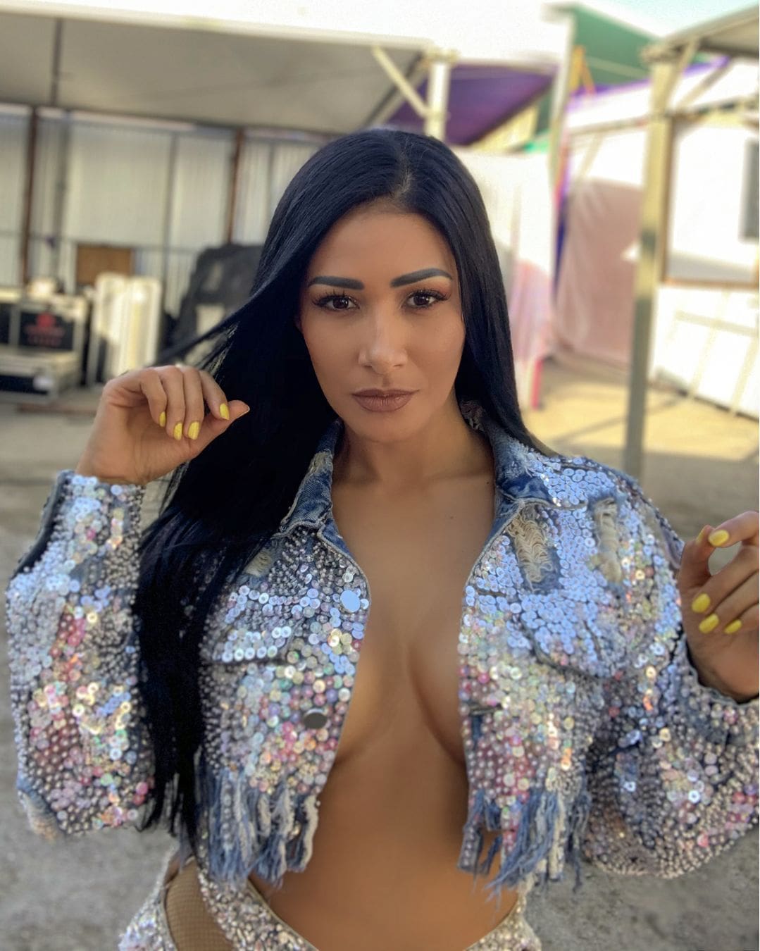 Simaria posta look ousado para Carnaval em Pernambuco