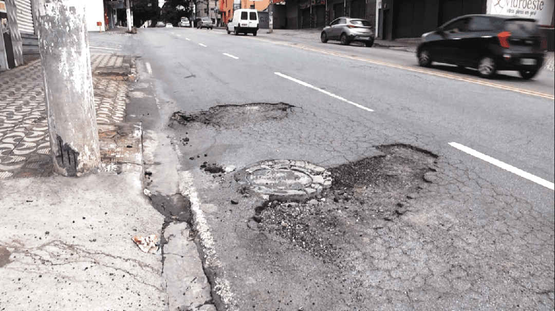 Divinópolis: Buracos incomodam motoristas em pleno centro da cidade