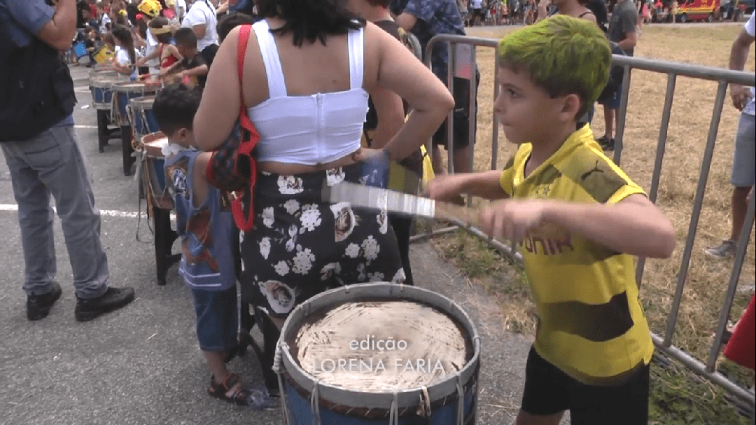 Bloco dos Caveirinhas coloca mais de 60 crianças pra batucar no pré-carnaval