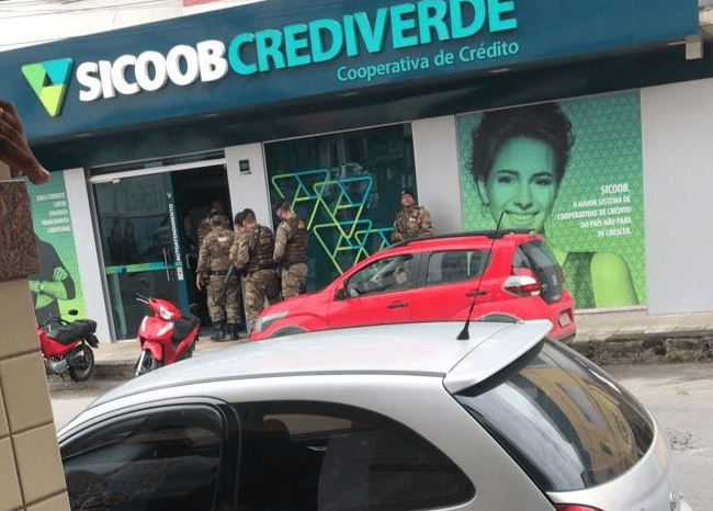 Homem armado entra em agência bancária e causa tumulto no São José