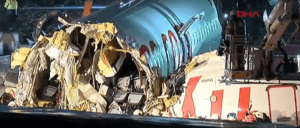 As primeiras imagens de avi&atilde;o que se partiu em 3 ao pousar na Turquia