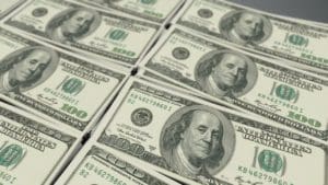Bancos passam a cobrar dólar do dia da compra com cartão