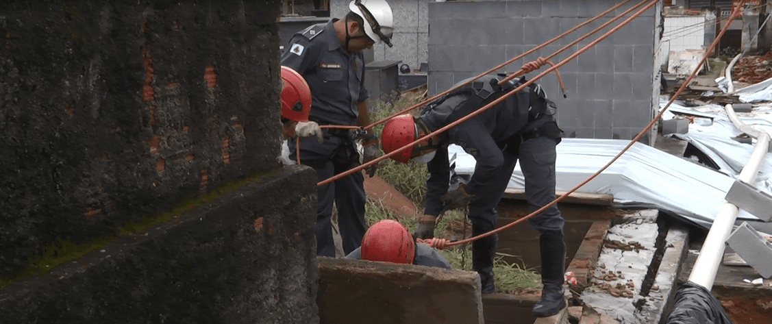 Bombeiros utilizam cordas para retirar ossadas de túmulos que podem desabar