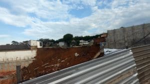Muro do cemit&eacute;rio do centro desabou
