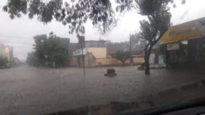 Ouvintes enviam fotos e v&iacute;deos da forte chuva que atingiu Divin&oacute;polis durante a tarde