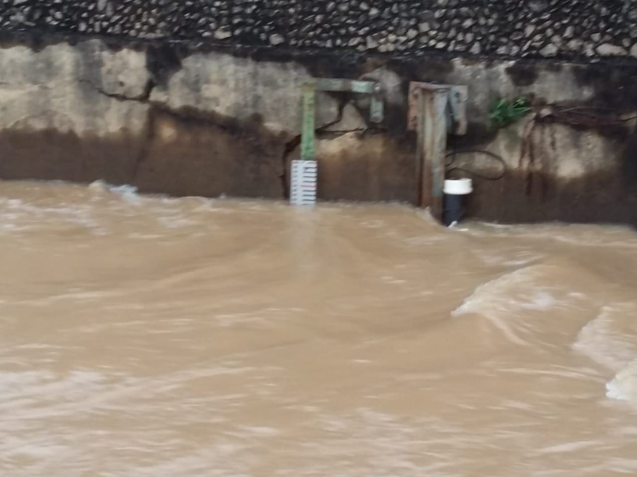 Resumo do Dia: #0013 Chuva faz Rio Itapecerica subir e MG 050 inunda. Mas nada tira a alegria do Pré-Carnaval de Divinópolis