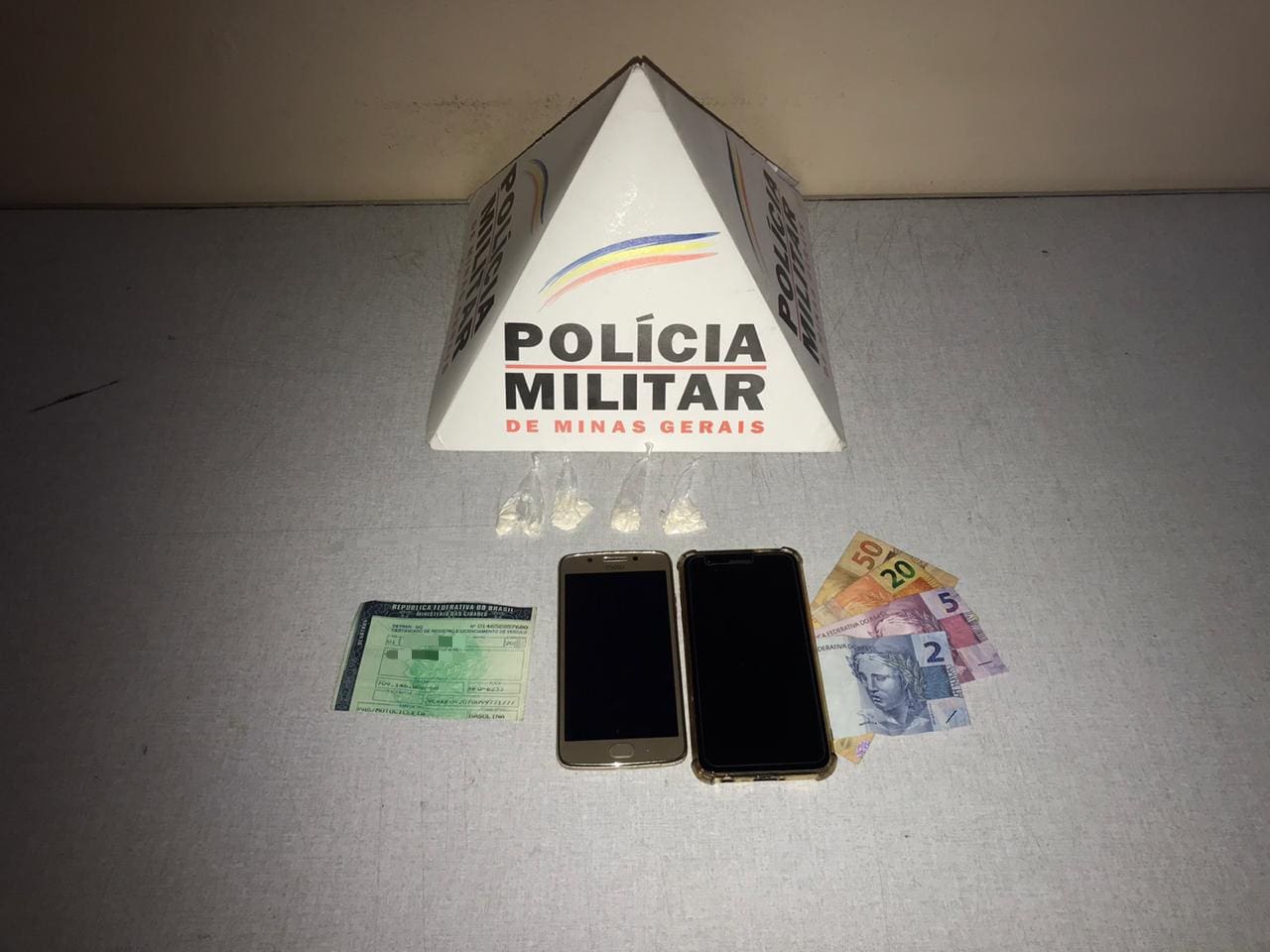 PM prende dois suspeitos por tráfico de drogas em Pedra do Indaiá