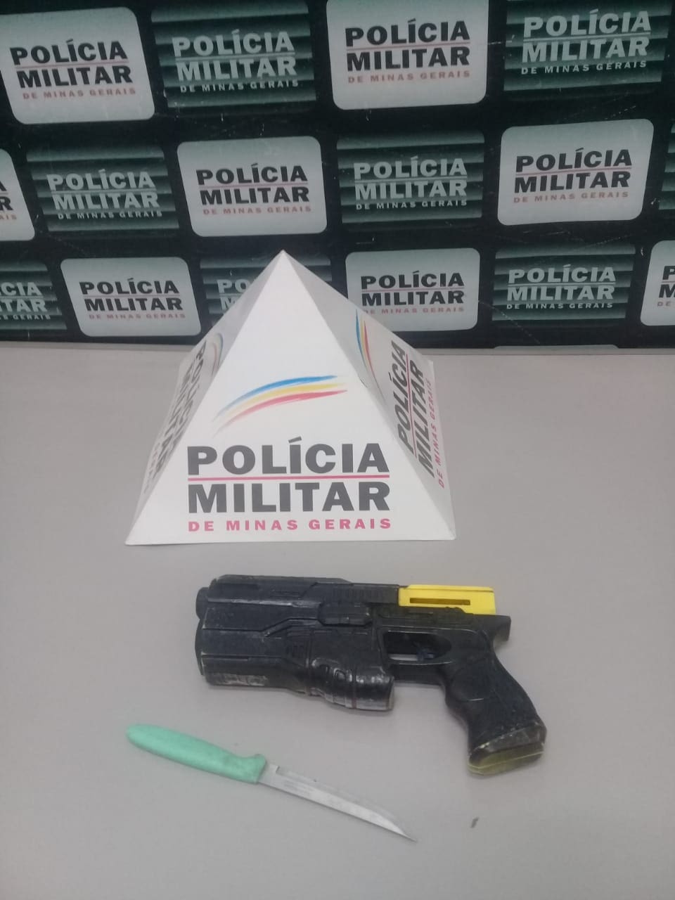 Homem é preso com arma de brinquedo ele observava a saída de possíveis vítimas de casa de shows em Pará de Minas