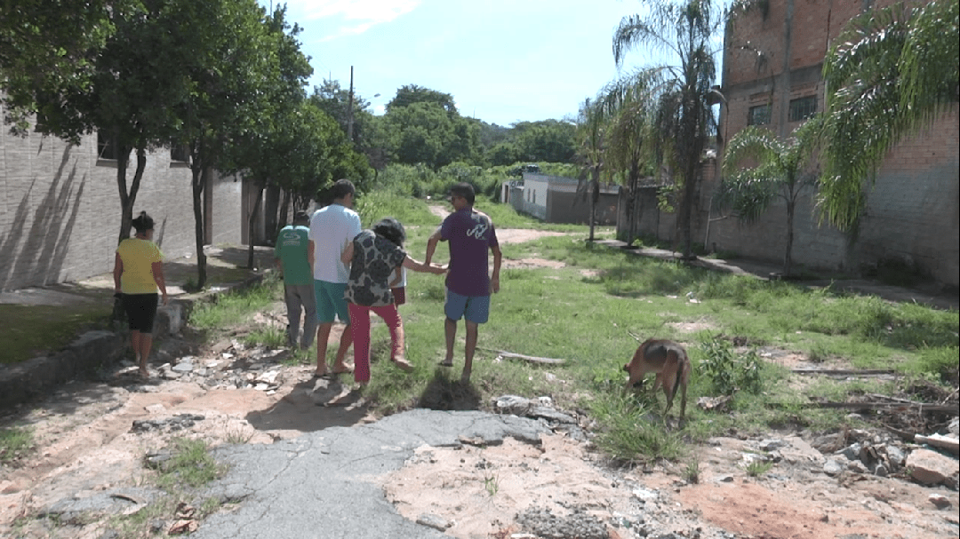 Moradores do bairro Candelária reclamam de rua que está intransitável
