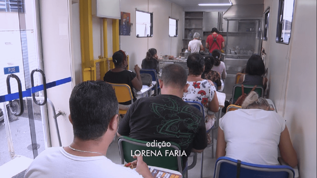 Mais de 200 pessoas participam de cursos de culinária na carreta do Senac
