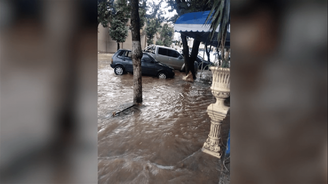 Temporal acompanhado de raios provoca alagamentos em Divinópolis