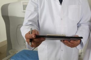 Paciente morde médico e deixa buraco no pescoço do profissional