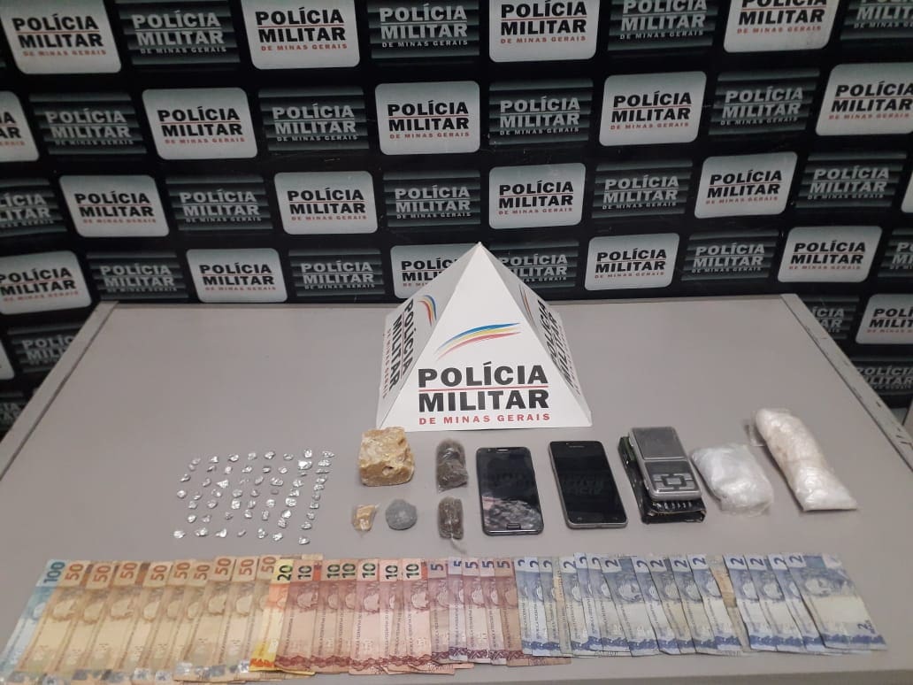 PM apreende pedras de crack e buchas de maconha com trio