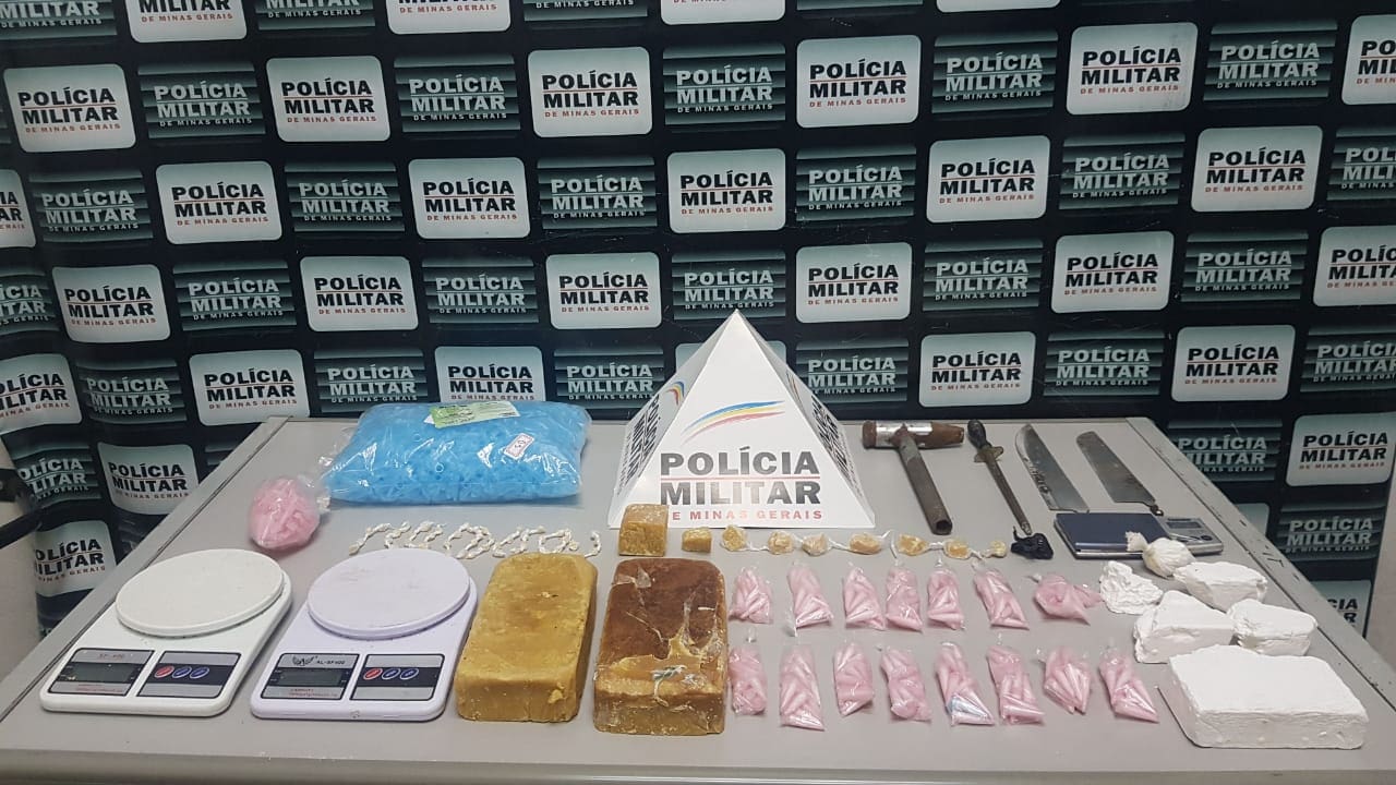 Após denúncia, PM apreende pedras de crack e mais de 220 pinos de cocaína