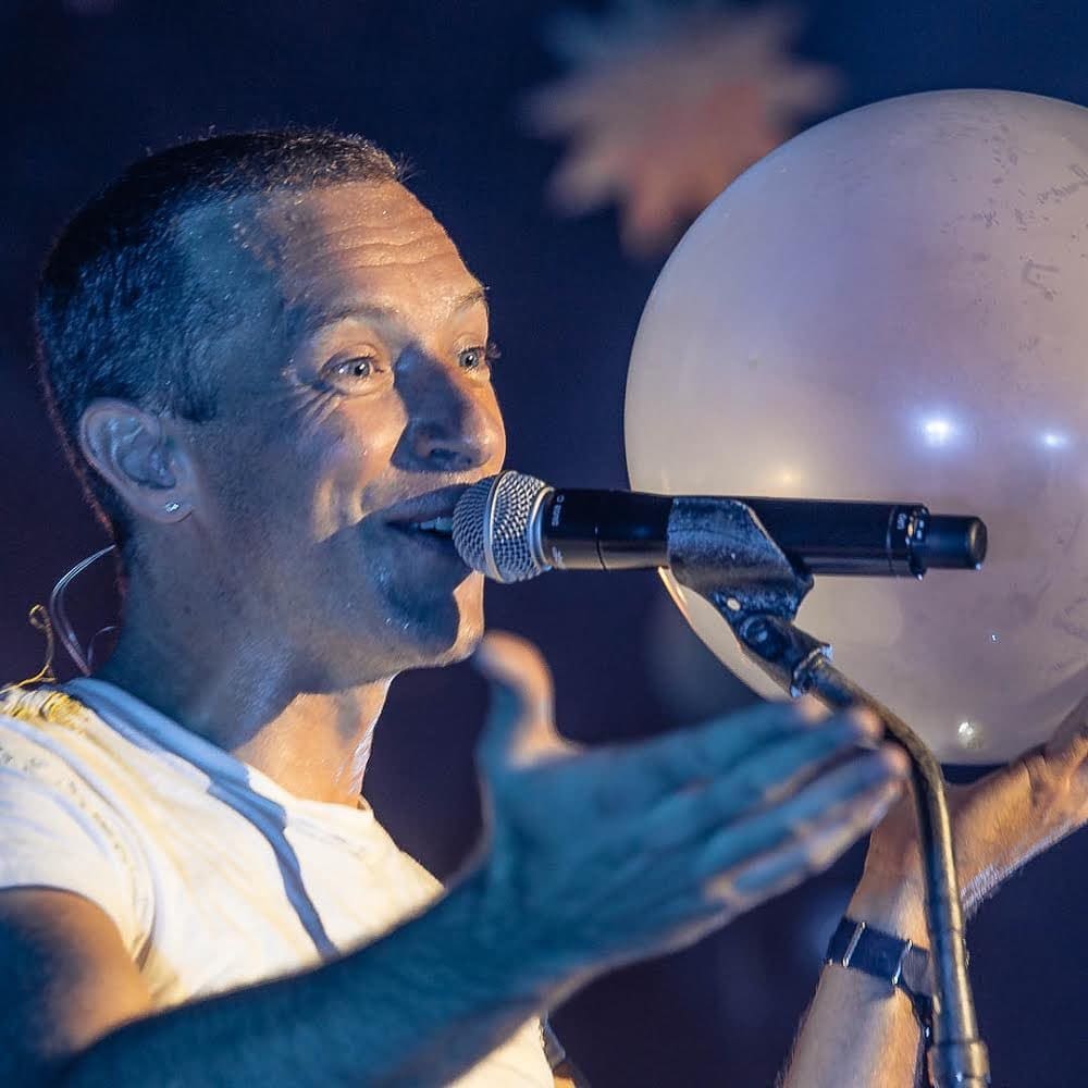 Em isolamento, Chris Martin canta sucessos do Coldplay em live; assista