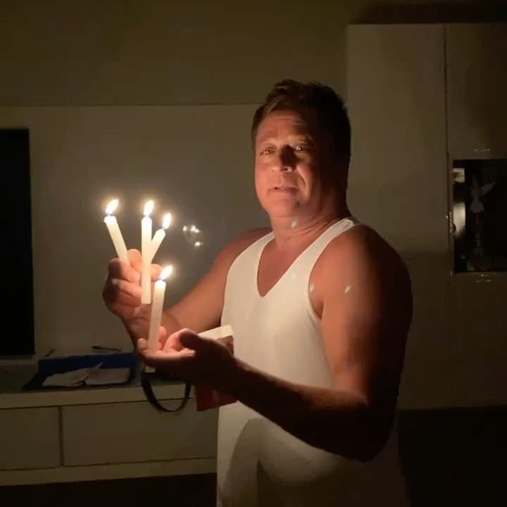Leonardo: “Hoje nós vamos dormir igual defunto, é com vela.”