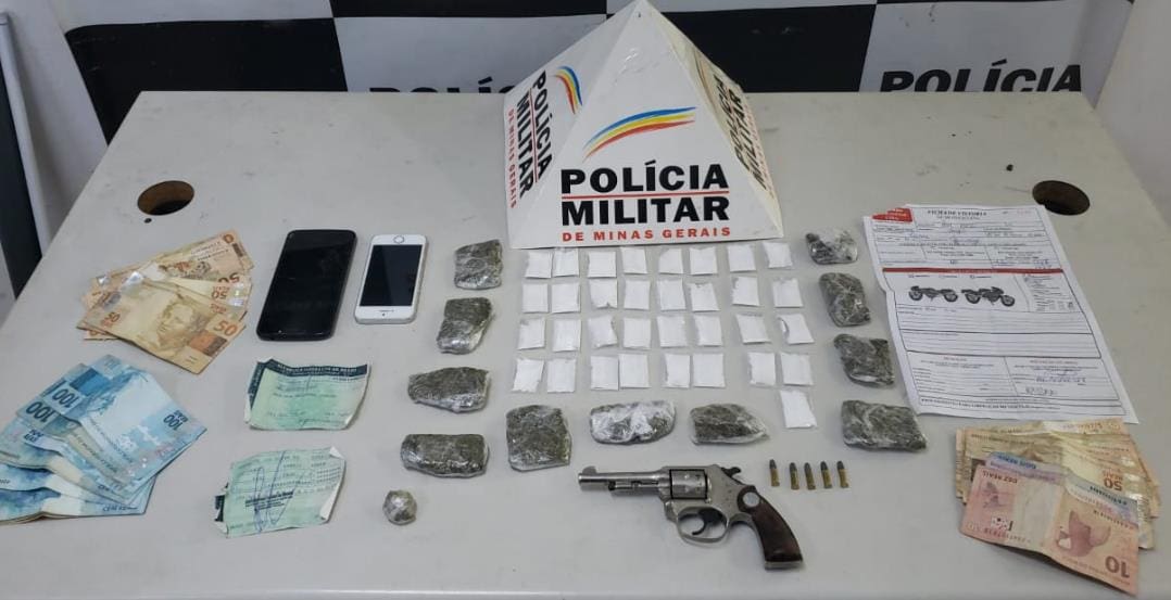 PM apreende arma em sítio e papelotes de cocaína