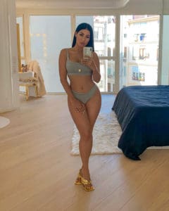 Simaria faz topless em praia da Europa e foto &iacute;ntima vaza