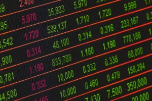 Ibovespa cai mais de 11% após 3º circuit breaker da semana; dólar bate R$ 5