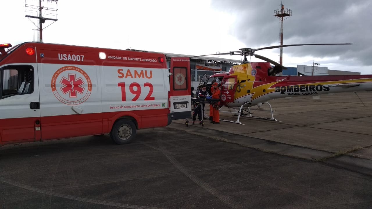 Helicóptero é empenhado para resgatar mulher vítima de grave acidente de caminhão em Bambuí