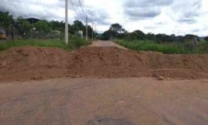 Cidades do Norte de Minas fecham estradas e controlam acesso da popula&ccedil;&atilde;o