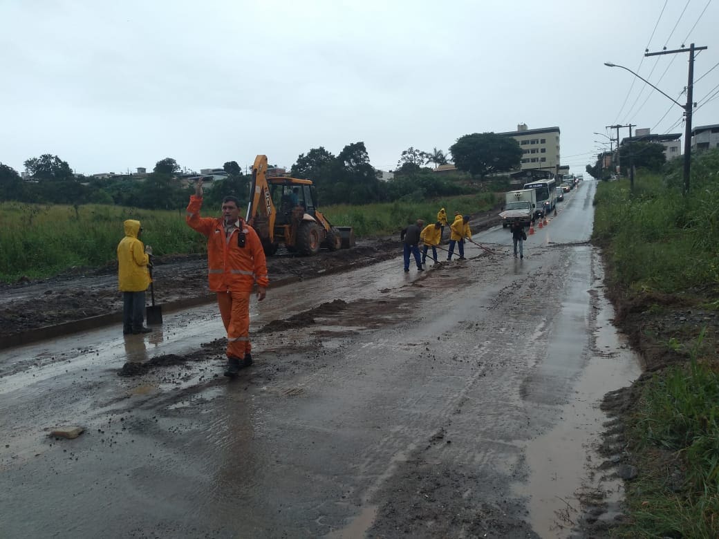 Prefeitura tenta minimizar os estragos da chuva