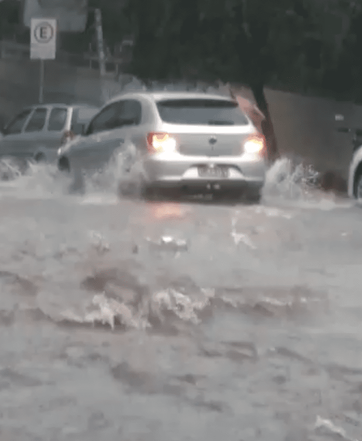 Chuva volta a inundar ruas de Divinópolis