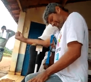 Peão acostumado a amansar burros, pegar boi pelo chifre e…