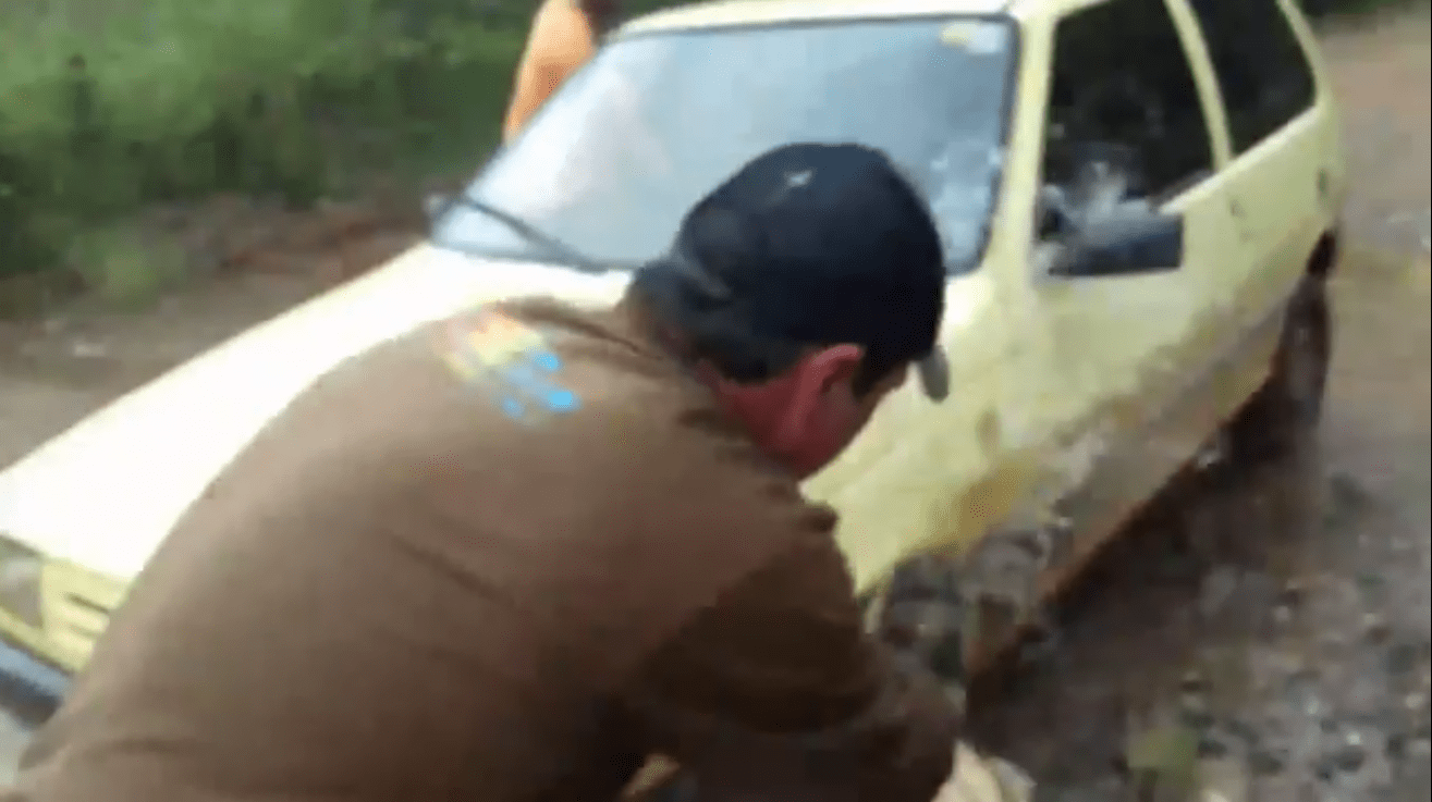 Buraco na estrada de Buritis vira local para lavar carros, veja o vídeo
