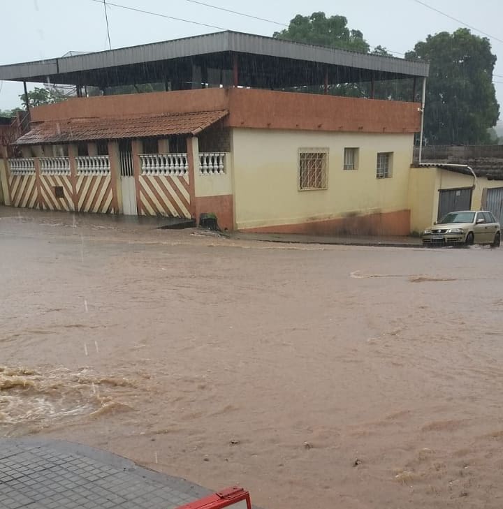 Chuva da tarde dessa terça-feira (03) inunda ruas do bairro Icaraí