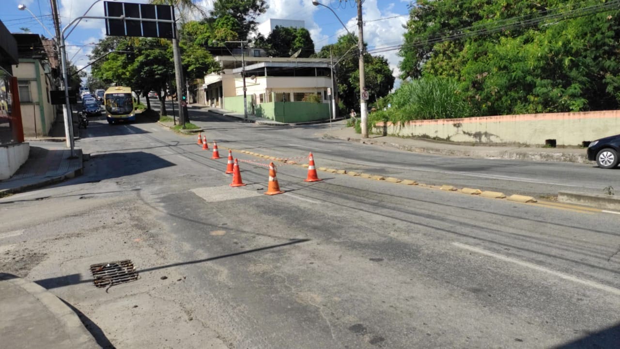 Avenida JK em Divinópolis é parcialmente interditada por tempo indeterminado