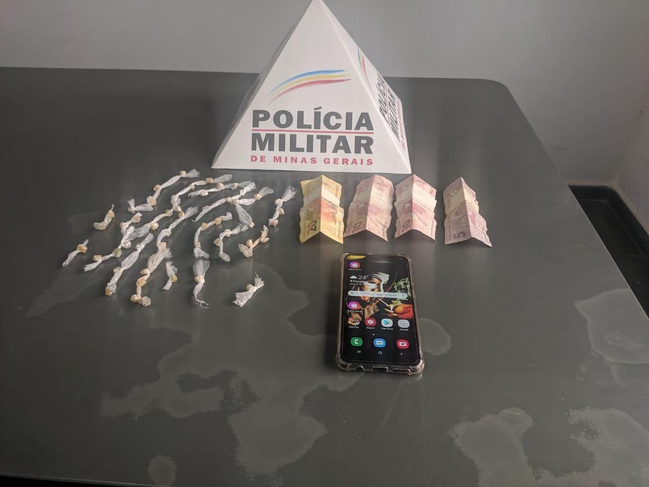 Homem é preso passeando com 51 pedras de crack