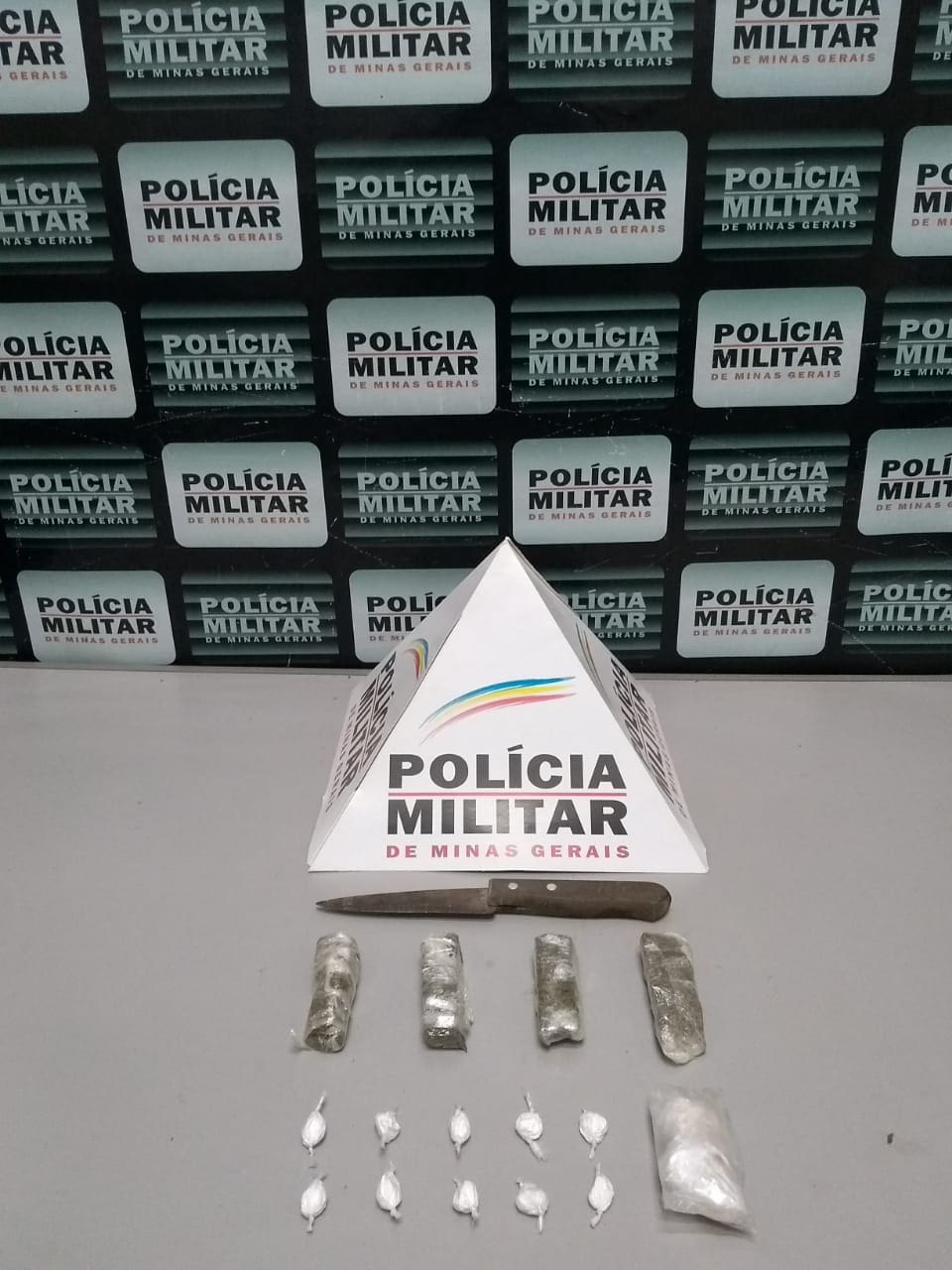 PM encontra papelotes de cocaína em uma pilha de tijolos