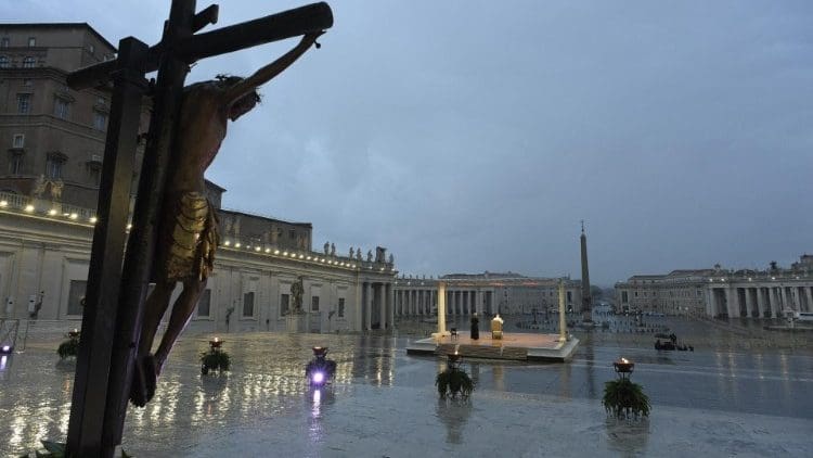 Pra&ccedil;a S&atilde;o Pedro vazia e mergulhada em um sil&ecirc;ncio irreal