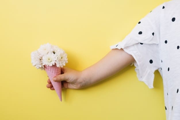 crianca-com-flores-no-cone_23-2147694707