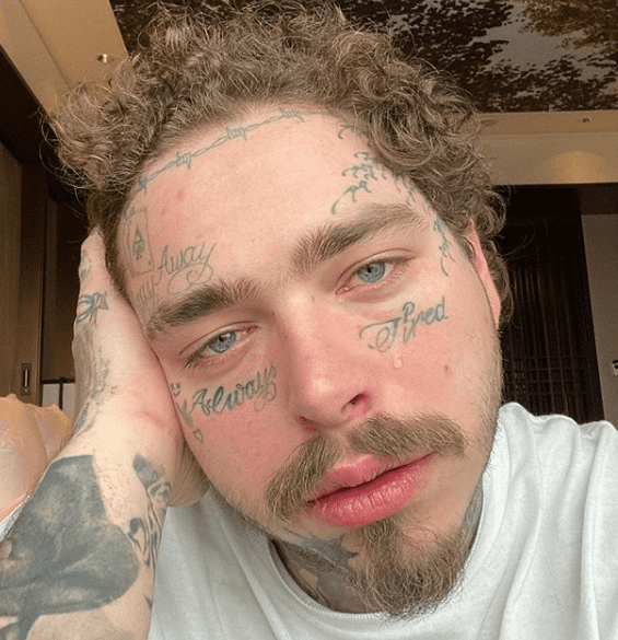 Post Malone se chama de ‘feio’ ao falar sobre tatuagens no rosto