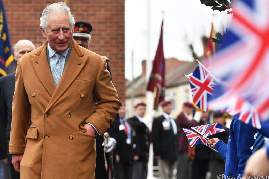Príncipe Charles testa positivo para o novo coronavírus