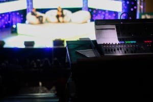 Apresentador de TV diagnosticado com coronav&iacute;rus est&aacute; internado em CTI