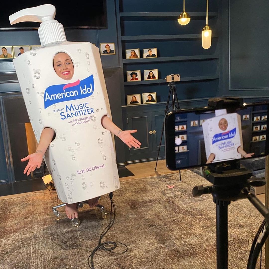 Katy Perry se veste de frasco álcool gel para promover American Idol