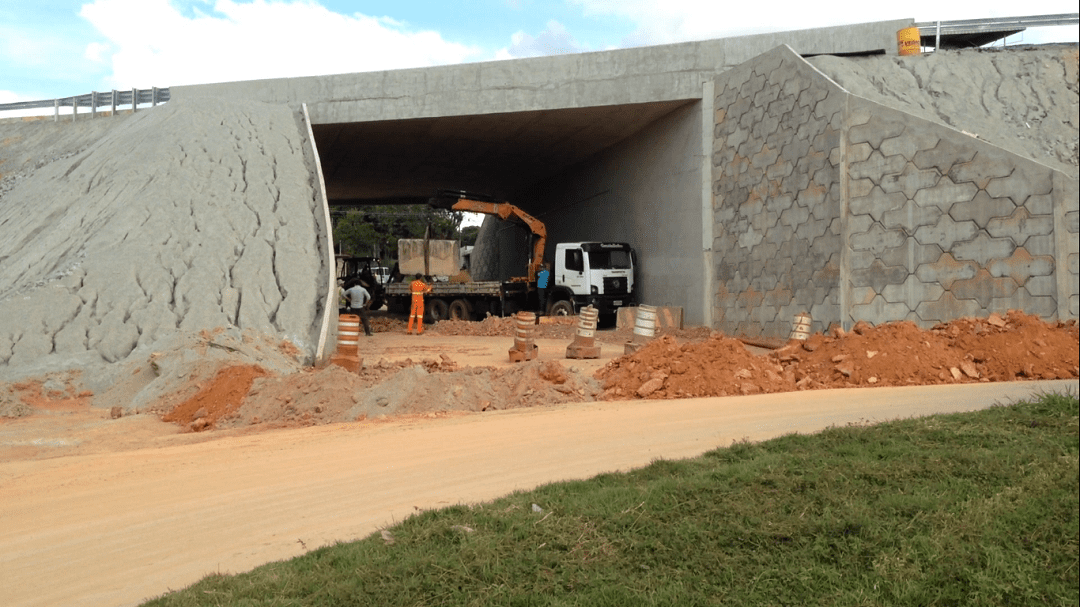 Concessionária fecha trincheira da rua Ibirité em Divinópolis
