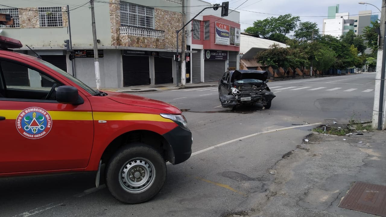 Acidente no centro de Divinópolis deixa dois feridos