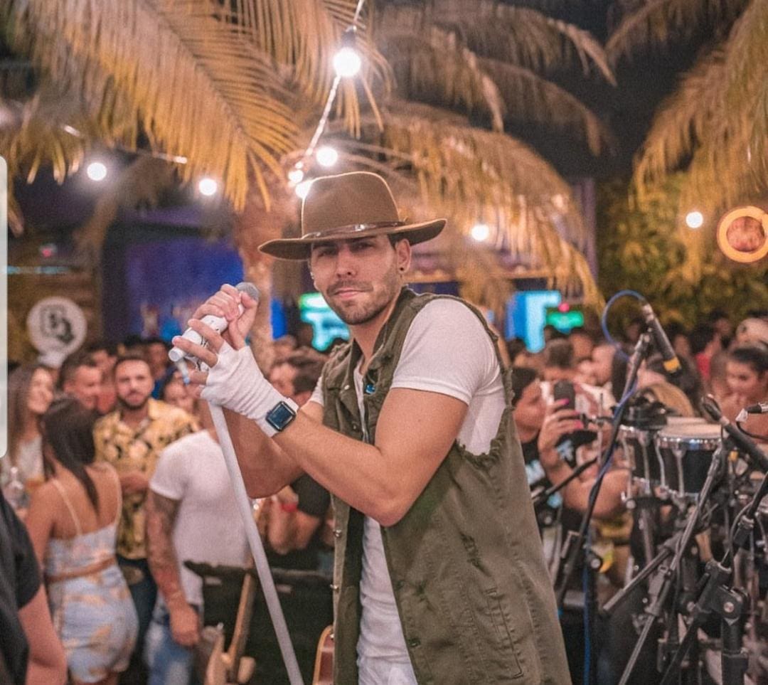 Cantor divinopolitano Lucas Barros, faz live e ultrapassa 1 milhão de views no YouTube