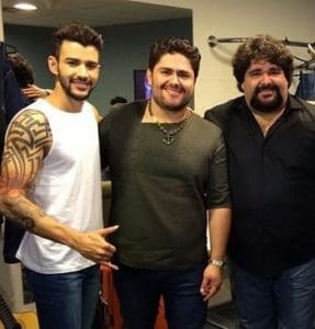 Gusttavo Lima entrega César Menotti durante a Live