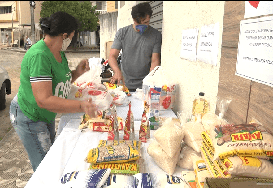 Mesa solidária oferece alimentos e roupas de doação para famílias necessitadas