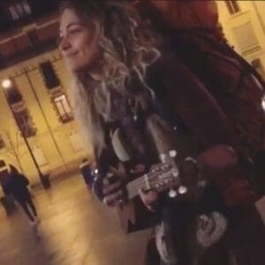 Bilion&aacute;ria, filha de Michael Jackson surge parecendo moradora de rua